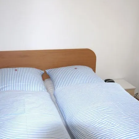 1 With Southeast Terrace, Luetje Gaadt