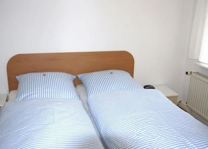 1 With Southeast Terrace, Luetje Gaadt